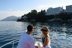 帕拉马Ray Hotel Corfu的水中的男女