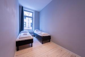 奥斯陆Maya Apartments - Sentrum的客房设有两张床和窗户。