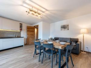 普拉利Apartment I tre Corvi by Interhome的厨房以及带桌椅的用餐室。