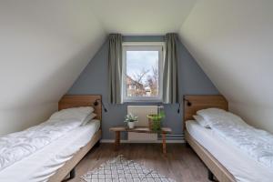 德瓦尔Nieuwlanderweg 77的阁楼间设有两张床,设有窗户