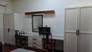 Grand BrasRainbow Inn的客房设有一张带电视和镜子的书桌