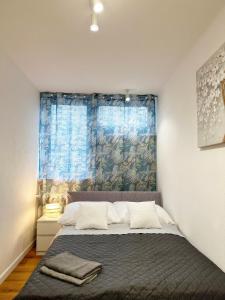 华沙Coser Apartamenty Centrum的一间卧室配有一张蓝色窗帘的床