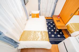 东京KYARA HOTEL　亀戸501的小房间设有两张床和一张书桌