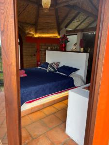 莱瓦镇MALOKAS AGUA VIDA & NATURALEZA的卧室配有一张床