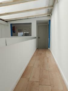 科尔多瓦PENSION CIBELES的一间空房间,拥有白色的墙壁和木地板