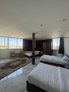 开罗NEW ASSER HOTEL PYRAMID的酒店客房设有两张床和大窗户。