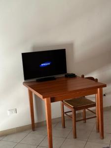 普拉托Piccolo appartamento a Prato的一张木桌,上面有电视