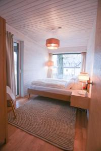 Schwarzenbach am WaldHotel & Chalets by Revex的一间卧室设有一张大床和大窗户