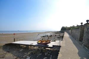 海景城The Hideaway, 65 Salterns Beach Bungalows, Seaview的坐在海滩上桌子上的船