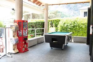 巴韦诺Camping Residence & Lodge Orchidea的庭院设有台球桌和两台机器