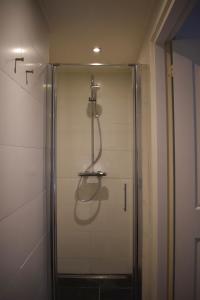 阿姆斯特丹Rembrandtplein house A的浴室内设有一个带淋浴喷头的淋浴间。