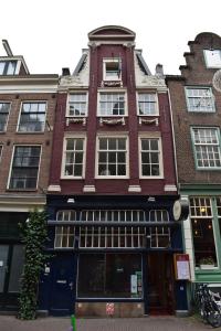 阿姆斯特丹Rembrandtplein house A的城市街道上一座高大的红砖建筑