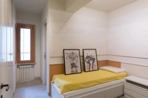 蒙特卡蒂尼泰尔梅Montecatini Terme Art Loft的一间房间,床上有两张照片