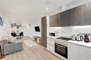 伦敦Bright and spacious Apartment - Excellent Location的厨房以及带沙发和桌子的客厅。