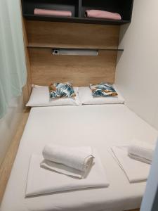 皮罗瓦茨CHARTA mobile home Maya的房间里的床上有两条毛巾