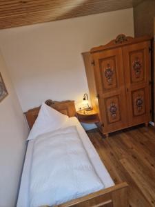 海利根堡霍斯贝恩旅馆的一间卧室配有一张床和一个木制梳妆台