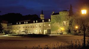 埃尔斯洛艾尔斯鲁城堡餐厅酒店的一座有街灯的大石头建筑