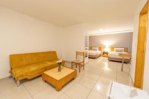 卡利Basic Hotel Centenario by Hoteles MS的客厅配有沙发和桌子