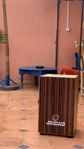 马拉喀什斯加恩利亚德旅馆的铺有木地板的客房内的蓝色乒乓球桌