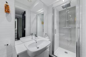 伦敦伦敦维多利亚莫宁顿酒店的白色的浴室设有水槽和淋浴。