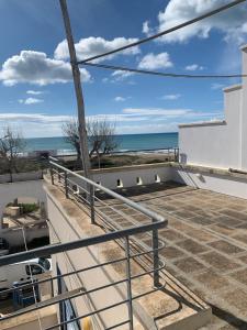 丽都玛里尼SPELU - Appartamento con terrazza fronte mare的阳台享有海景。