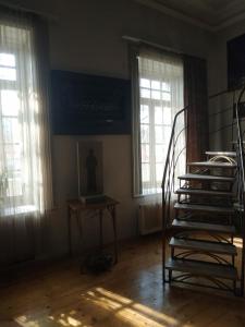 第比利斯Apartment Milena Tbilisi Onebedroom的一间设有窗户的客房,设有楼梯