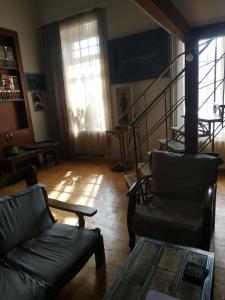 第比利斯Apartment Milena Tbilisi Onebedroom的带沙发和椅子的客厅以及楼梯。