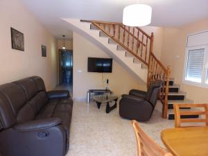 迈阿密普拉特亚Chalet Menorca的带沙发和楼梯的客厅