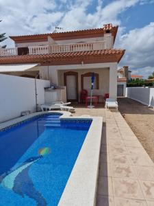迈阿密普拉特亚Chalet Menorca的别墅前设有游泳池