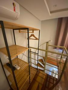 戈亚斯州上帕莱索Pousada Aurora的一间客房内配有两张双层床的房间