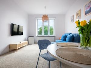 克拉科夫Castle View Apartments by Tyzenhauz的客厅配有蓝色的沙发和桌子