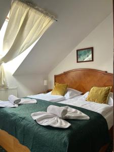 布拉格GEO酒店的卧室内的两张床,配有毛巾