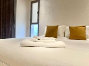 卡萨布兰卡Villa anfa 3的床上有两条白色毛巾