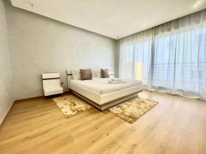 卡萨布兰卡Villa anfa 3的卧室设有白色的床和大窗户