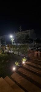卡萨布兰卡Villa anfa 3的夜晚带灯光的庭院景色