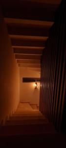 卡萨布兰卡Villa anfa 3的暗走廊,房间尽头有灯