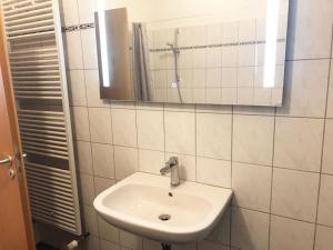 比勒费尔德Apartment in Innenstadt Bielefeld的白色的浴室设有水槽和镜子