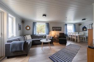 雷讷Cozy House By The Fjord In The Heart Of Lofoten的客厅配有沙发和桌子