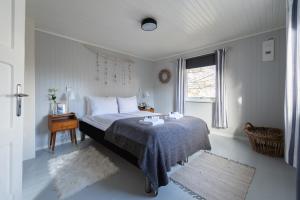 雷讷Cozy House By The Fjord In The Heart Of Lofoten的一间卧室设有一张床和一个窗口