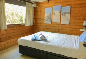 圣地亚哥-杜卡森Monte Sardinha的一间卧室配有带毛巾的床