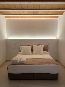 普埃夫拉德东法德里克Cortijo San Roque Alojamientos Rurales的一间卧室配有一张位于上面的光线的床