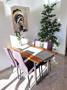 哈维亚Arenal的一间带木桌和紫色椅子的用餐室