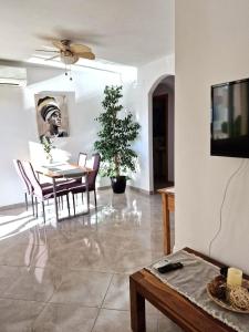 哈维亚Arenal的客厅配有桌椅和电视。