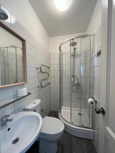 尤尔马拉叶琳娜公寓式酒店的带淋浴、卫生间和盥洗盆的浴室