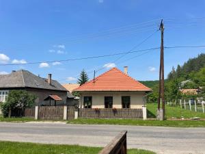 NekézsenyA Kisház Nekézseny的路边有橙色屋顶的房子