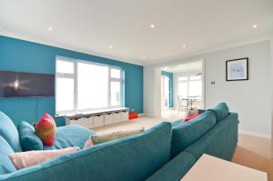考斯Princes Esplanade的蓝色的客厅配有蓝色的大沙发