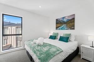 Albert TownClutha River Haven的一间卧室设有一张大床和一个窗户。
