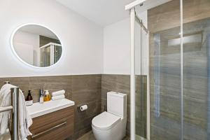 Albert TownClutha River Haven的一间带卫生间和玻璃淋浴间的浴室