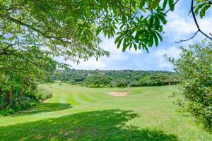 巴利托Baluwatu 10, Zimbali Estate的享有高尔夫球场和绿色美景