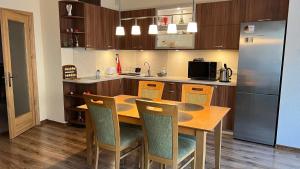 瓦尔米耶拉RIGA street Apartments 54的厨房配有桌椅和冰箱。